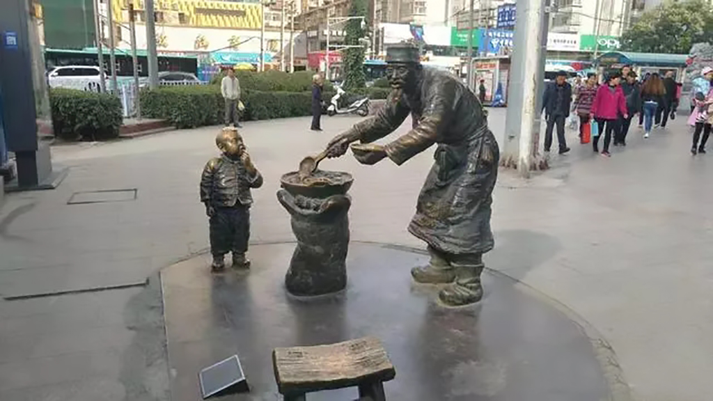 蘭州的鑄銅雕塑《熱冬果》明明只有一個(gè)饞嘴小童，為何有兩個(gè)小童的說法？