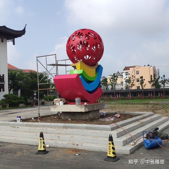 潮濕環(huán)境對玻璃鋼雕塑有什么影響?